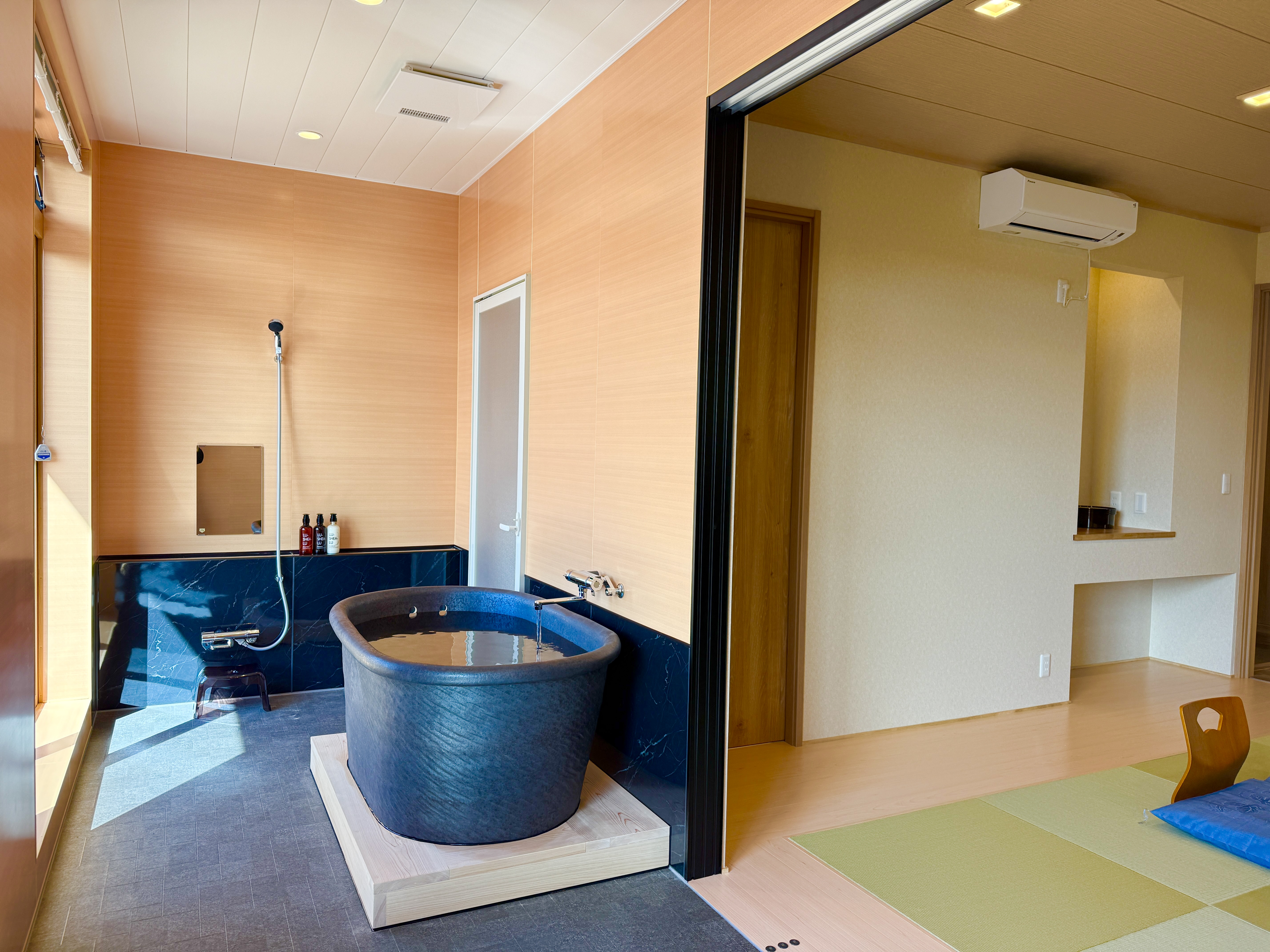 ２階ユニバーサルスイート浴室１