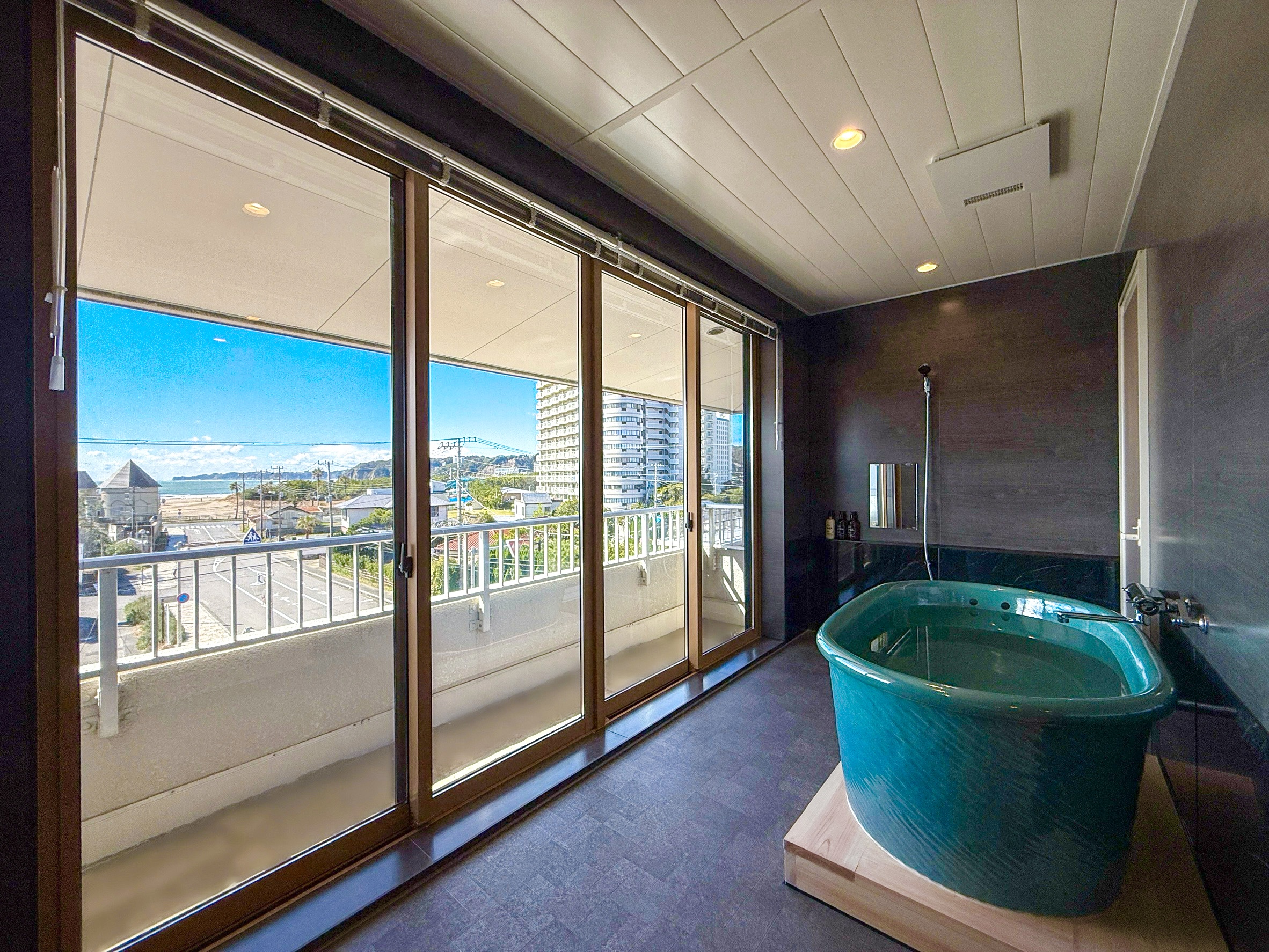 手造りの信楽焼浴槽は、遠赤外線効果で身体の芯までポカポカに、、、