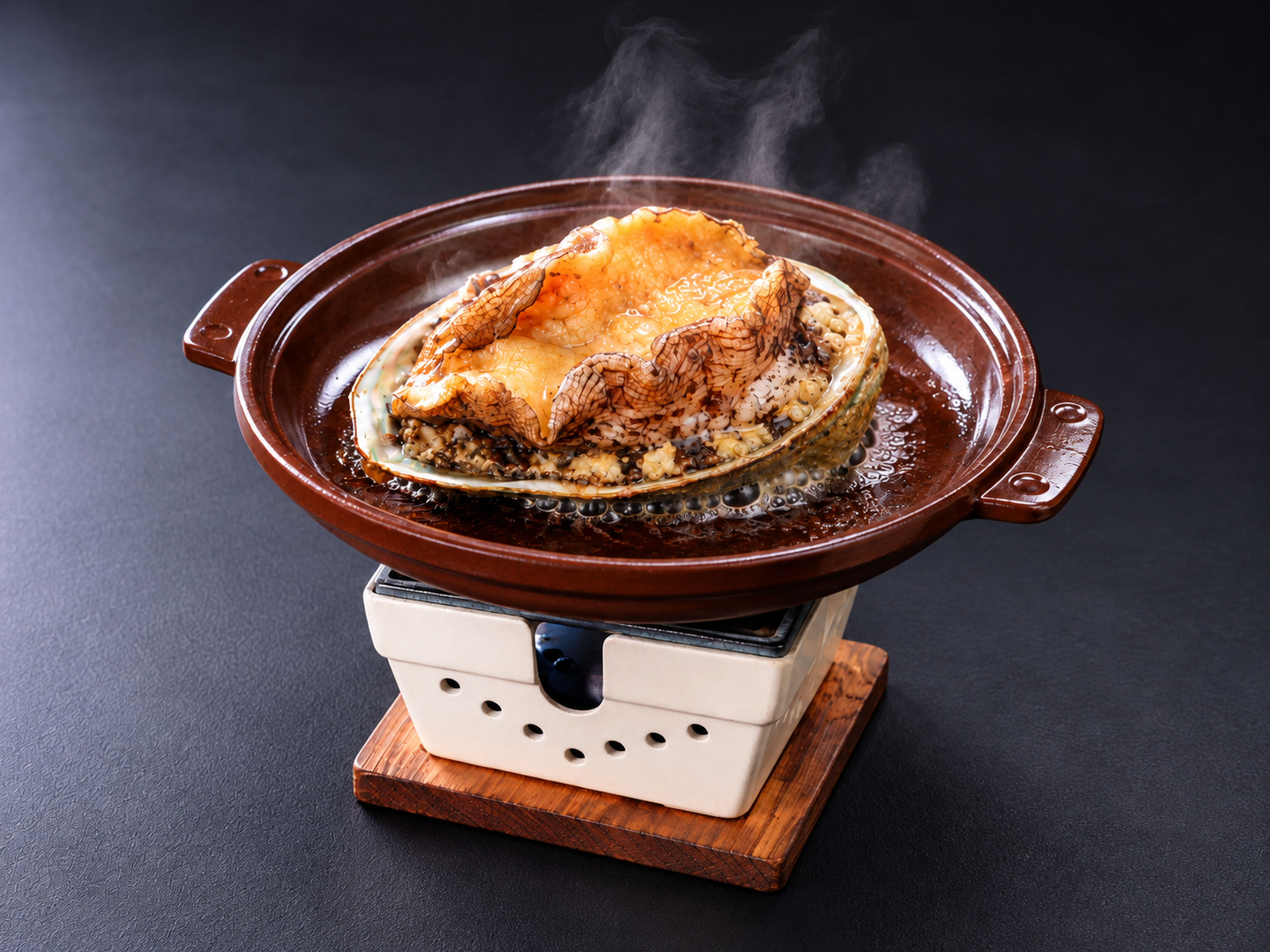 新鮮なあわびを酒蒸しで楽しめます。