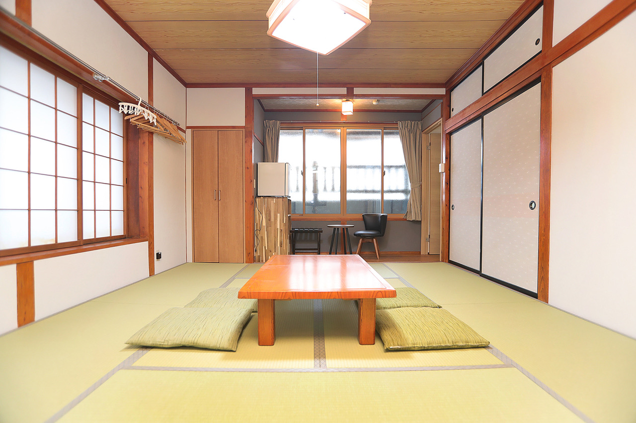 和室10畳　シャワー・トイレ・洗面台付き