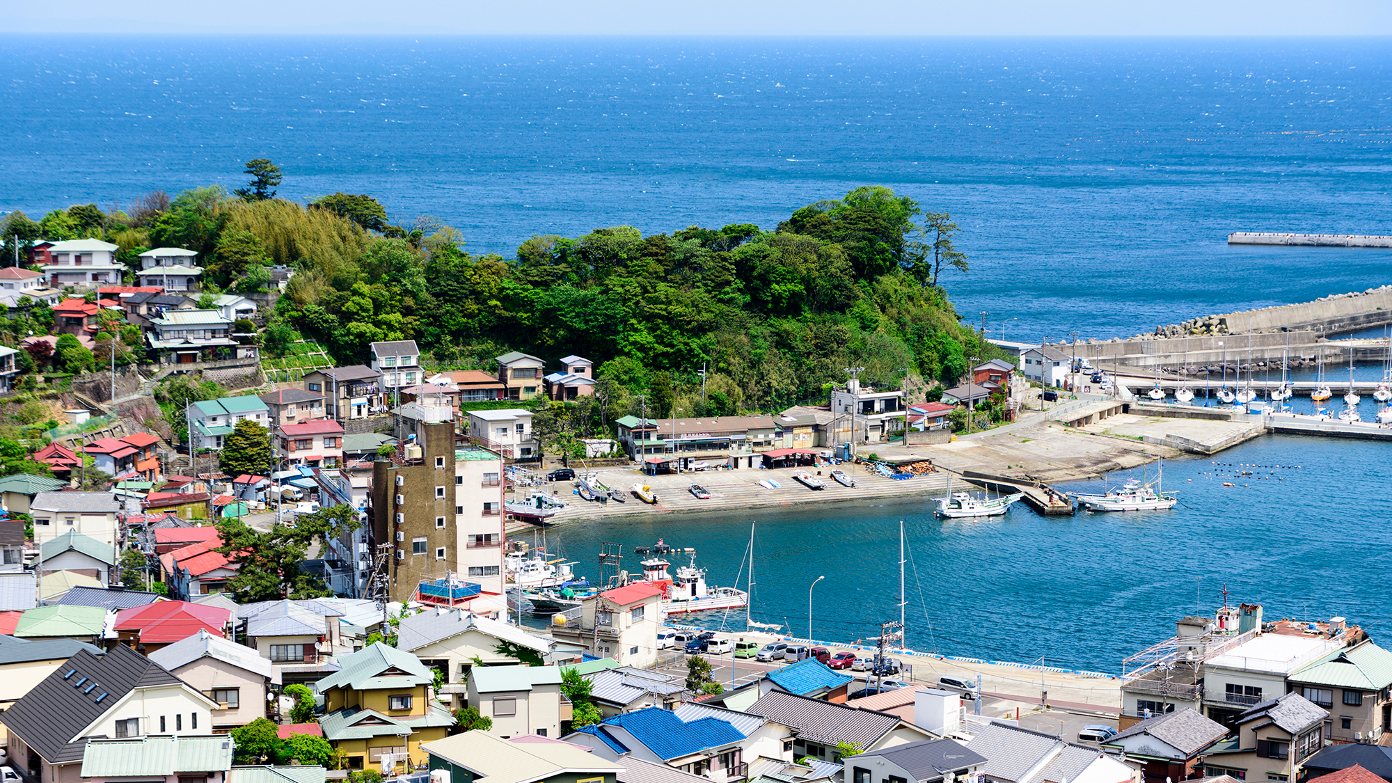 **【真鶴港】新鮮な真鶴の海の幸をいただいた後は琴ヶ浜をのんびりと散策するのもおすすめ。