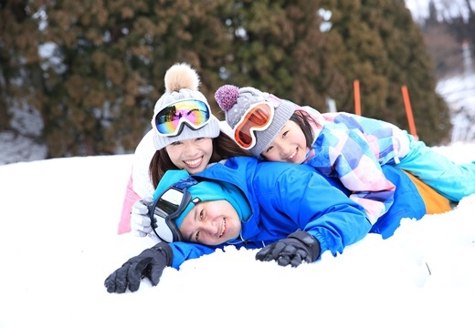 【2025/2/22・モニター募集】≪丹後里山あそび隊≫〜スイス村で雪遊びづくし〜夕食カニすきプラン