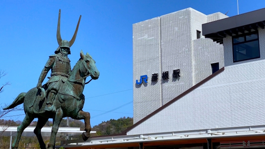 井伊直政像とJR彦根駅