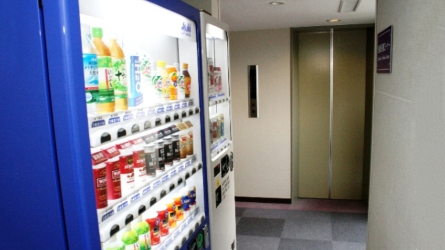 飲料自動販売機（４階、８階）