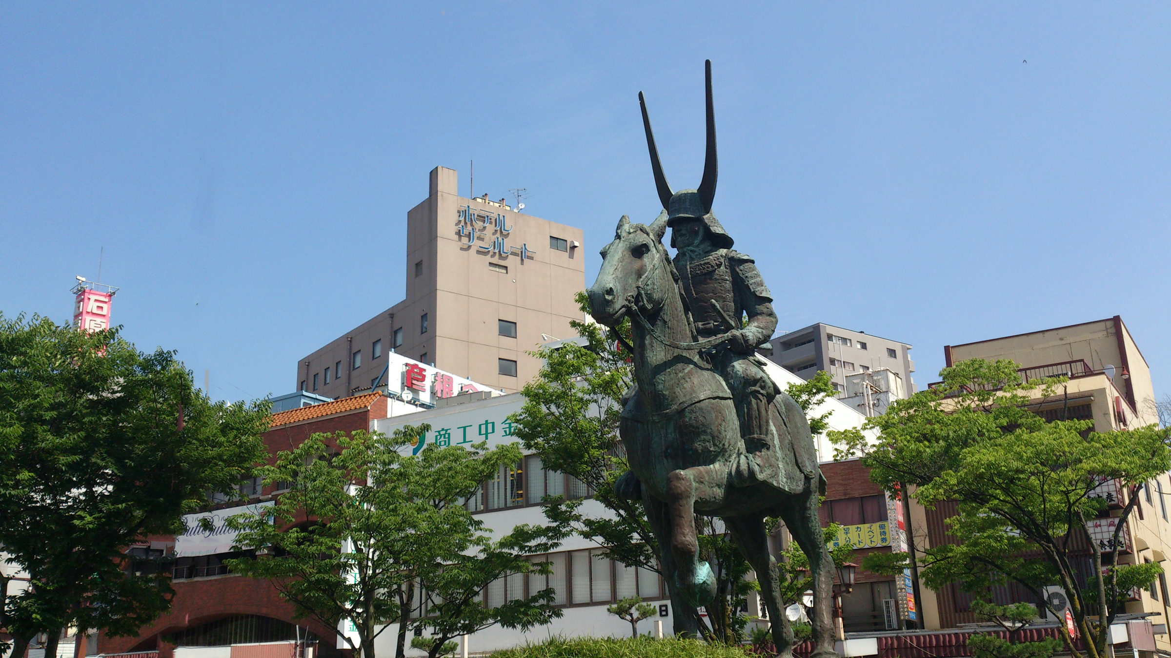 井伊直政像とホテル全景（JR彦根駅西口）