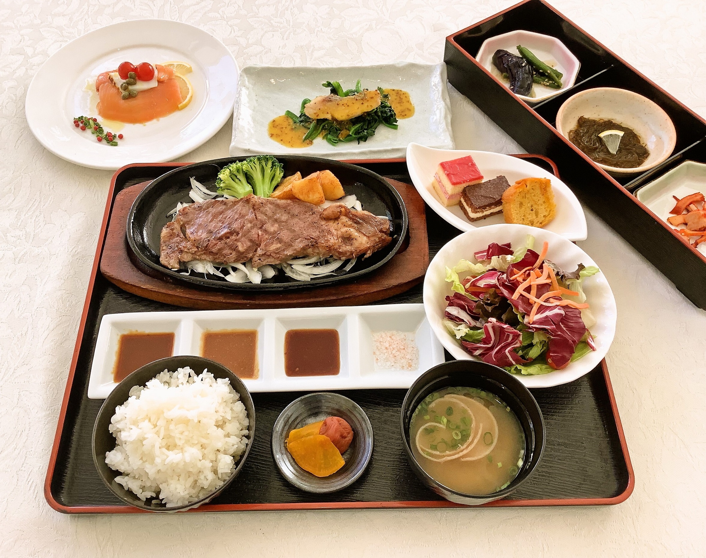 ★メイン料理★県産黒毛和牛のステーキ・スモークサーモンセーイカのカルパッチョ・真鯛のムニエル★サイドメニュー★ご飯・みそ汁・サラダ・小鉢・デザート