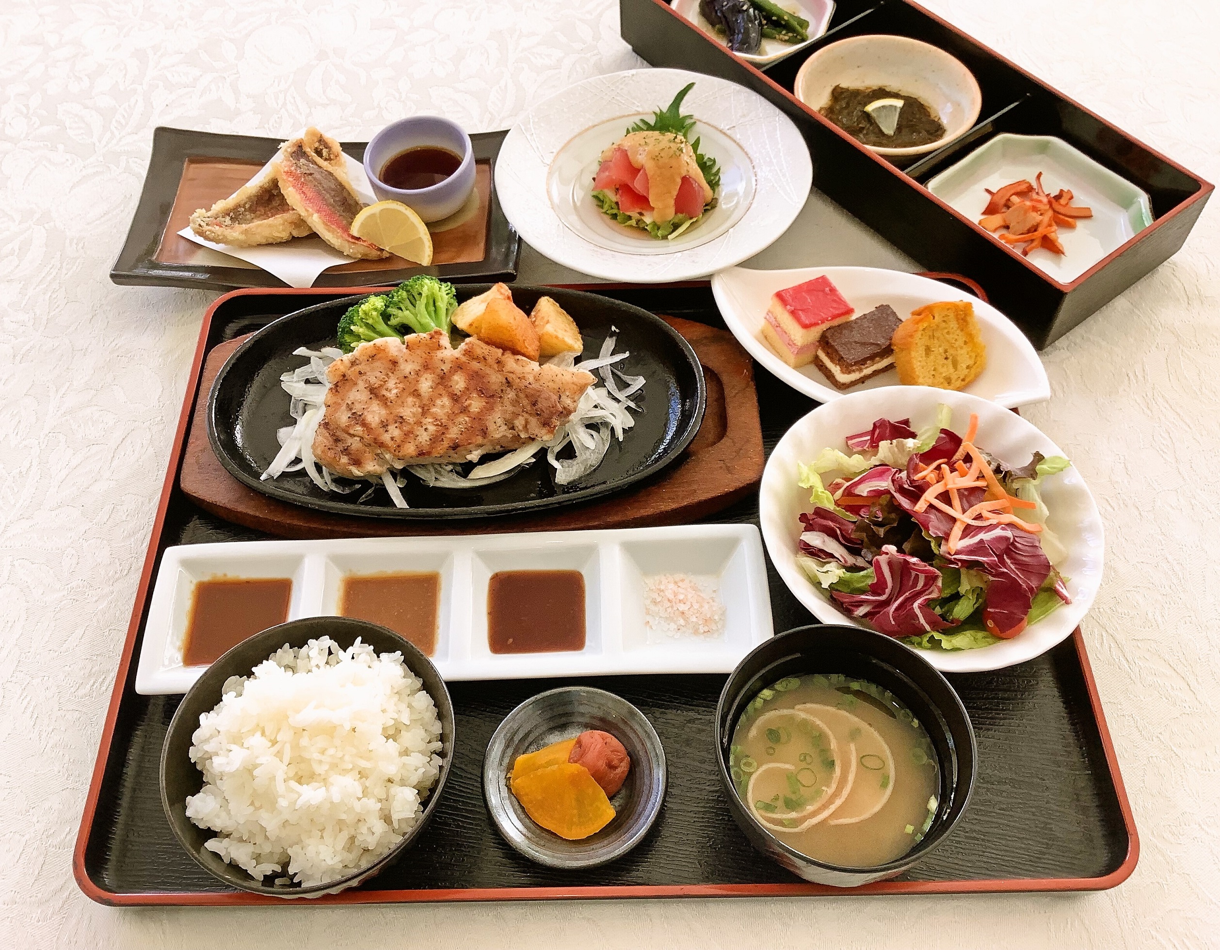 ★メイン料理★アグー豚ロースの網焼き・グルクンの唐揚げシークヮーサーポン酢・海鮮酢味噌和え★サイドメニュー★ご飯・みそ汁・サラダ・小鉢・デザート