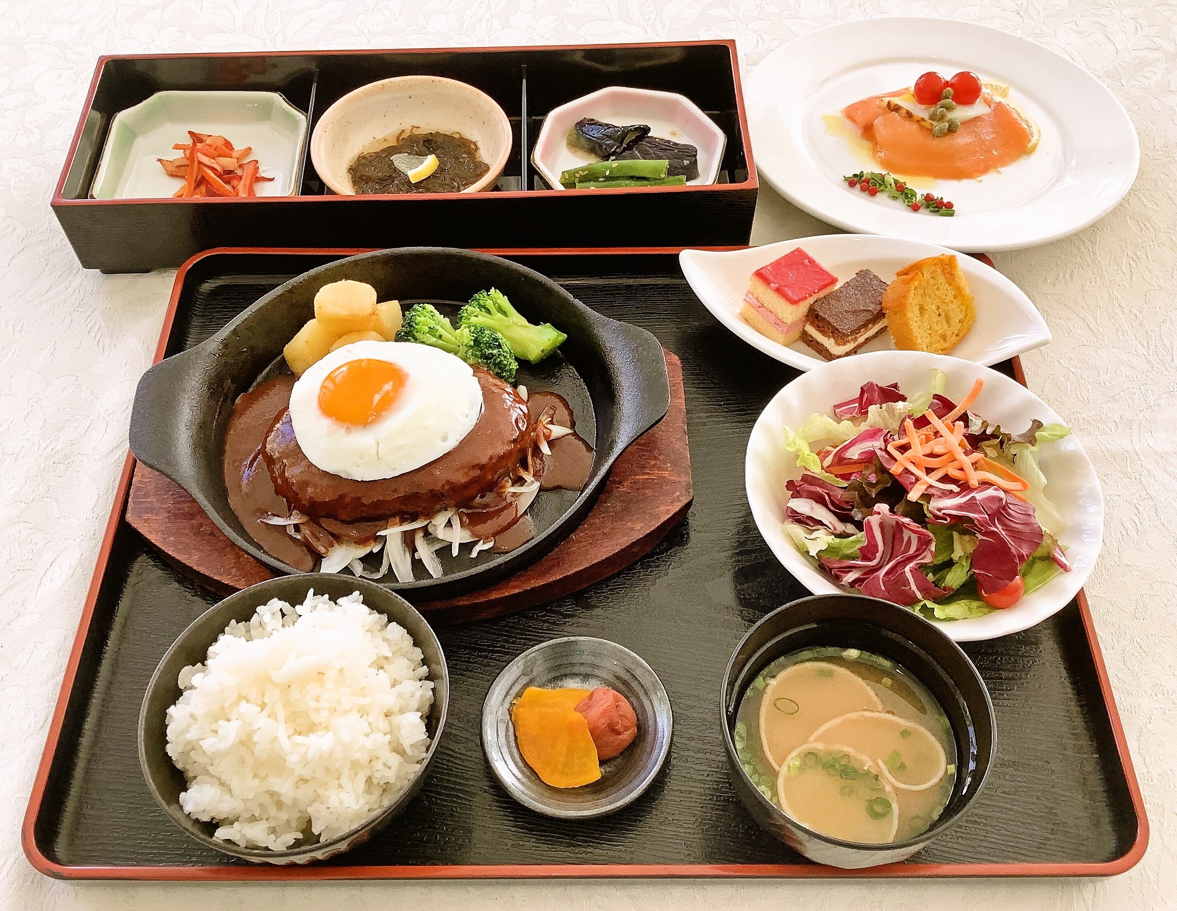 ★メイン料理★和牛ハンバーグデミソース・スモークサーモンとセーイカのマリネ★サイドメニュー★ご飯・みそ汁・サラダ・小鉢・デザート