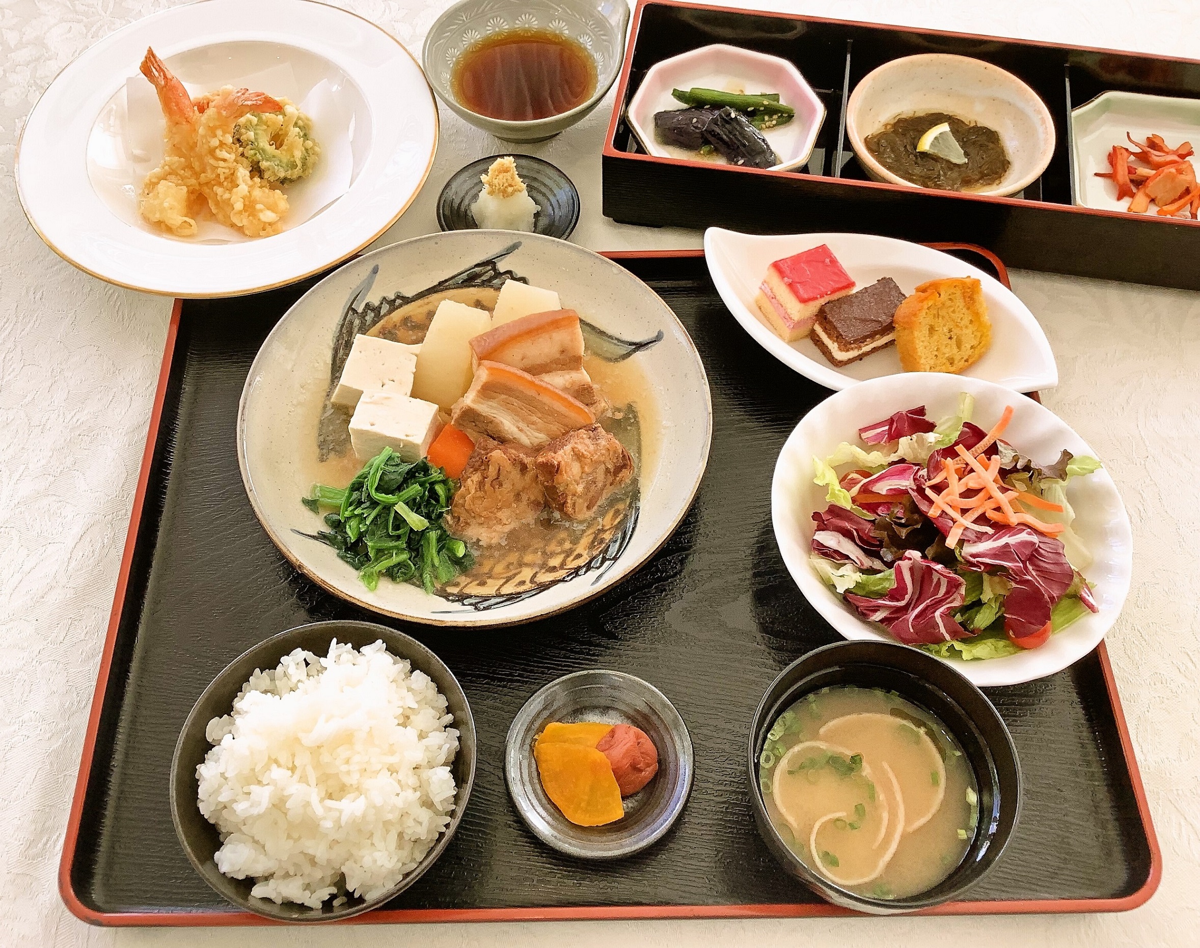 ★メイン料理★三枚肉と軟骨ソーキ煮込み・天ぷら盛り★サイドメニュー★ご飯・みそ汁・サラダ・小鉢・デザート