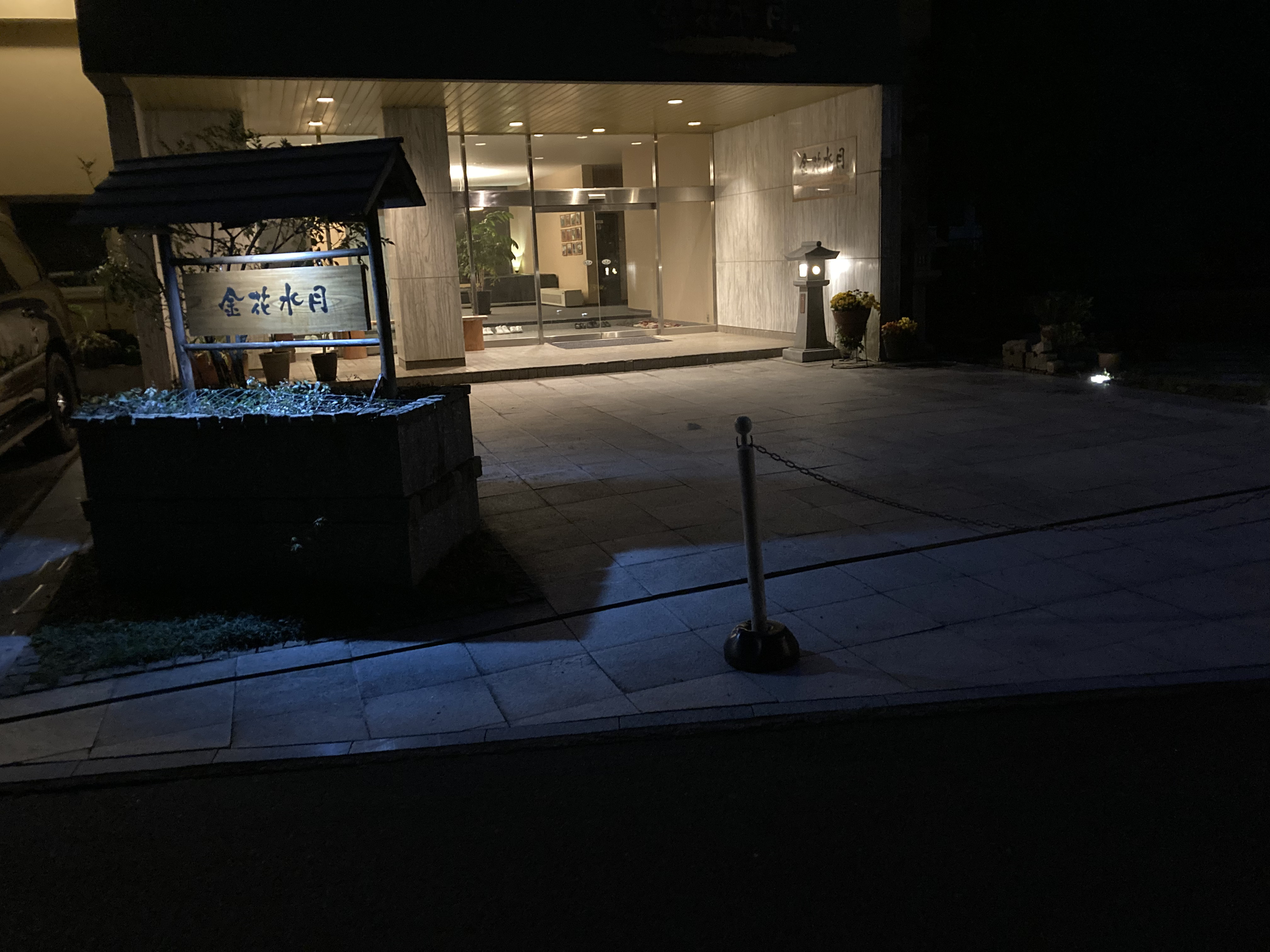 夜の玄関
