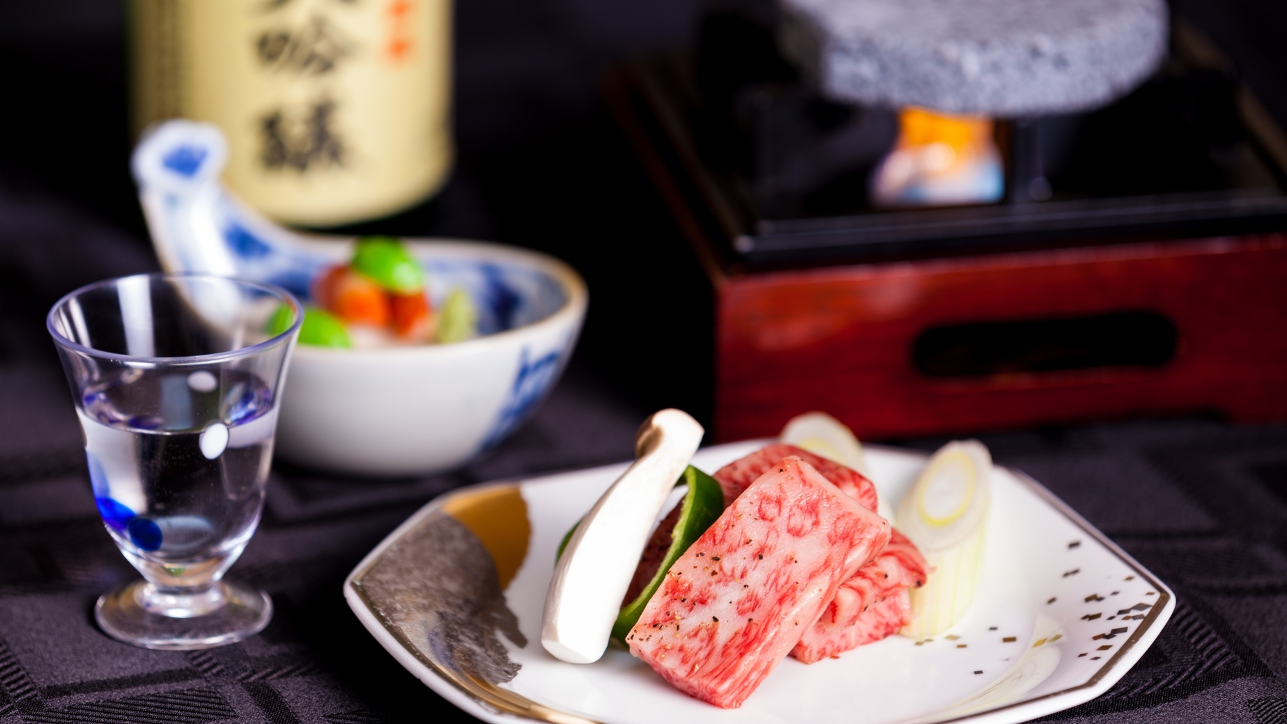 【料理長おすすめ】和牛の溶岩焼き特選御膳プラン。柔らかな肉質の中に滋味をとじこめた和牛を堪能