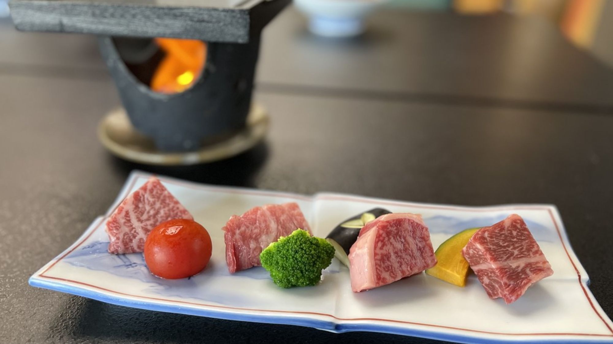 【米沢牛贅沢食べ比べ】人気４部位を自分好みに焼くステーキ会席〇源泉かけ流しの名湯で心華やぐ