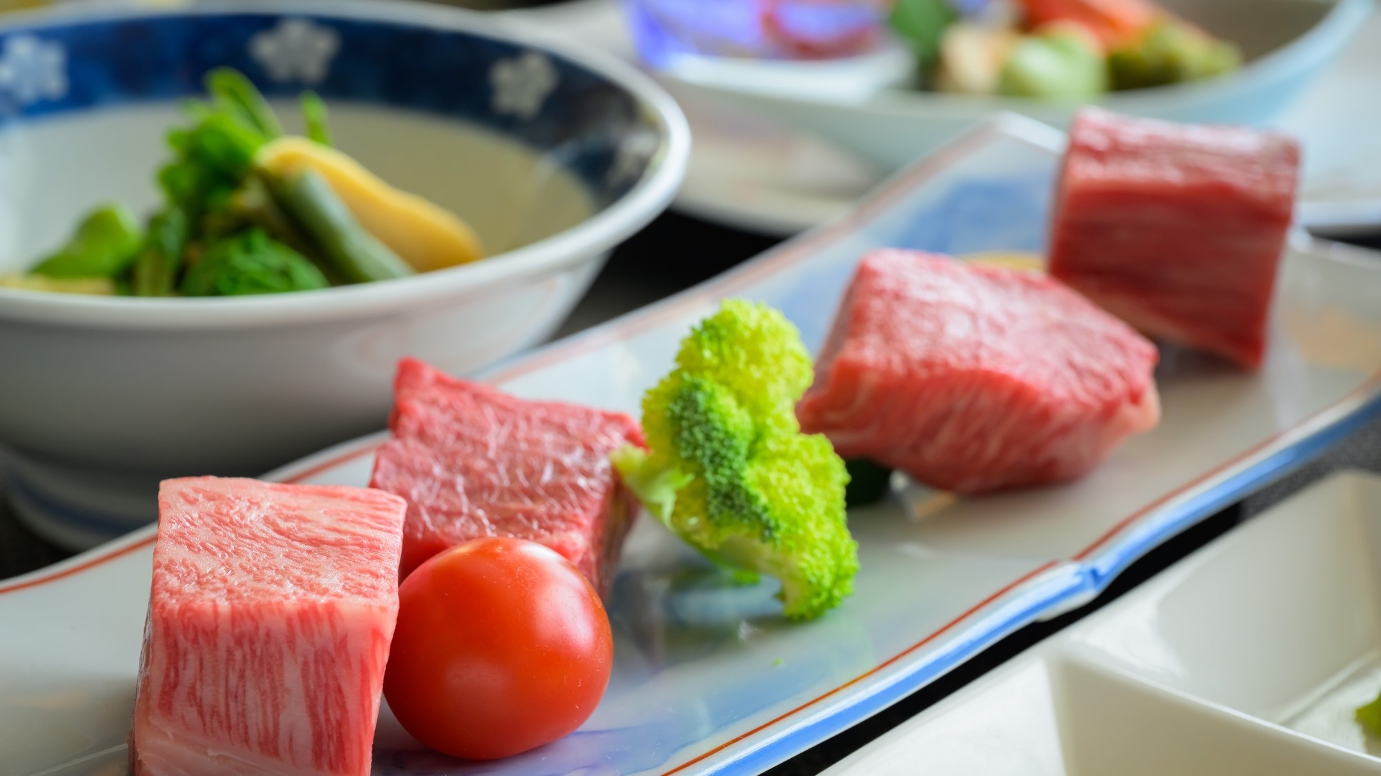 【米沢牛贅沢食べ比べ】人気４部位を自分好みに焼くステーキ会席〇源泉かけ流しの名湯で心華やぐ