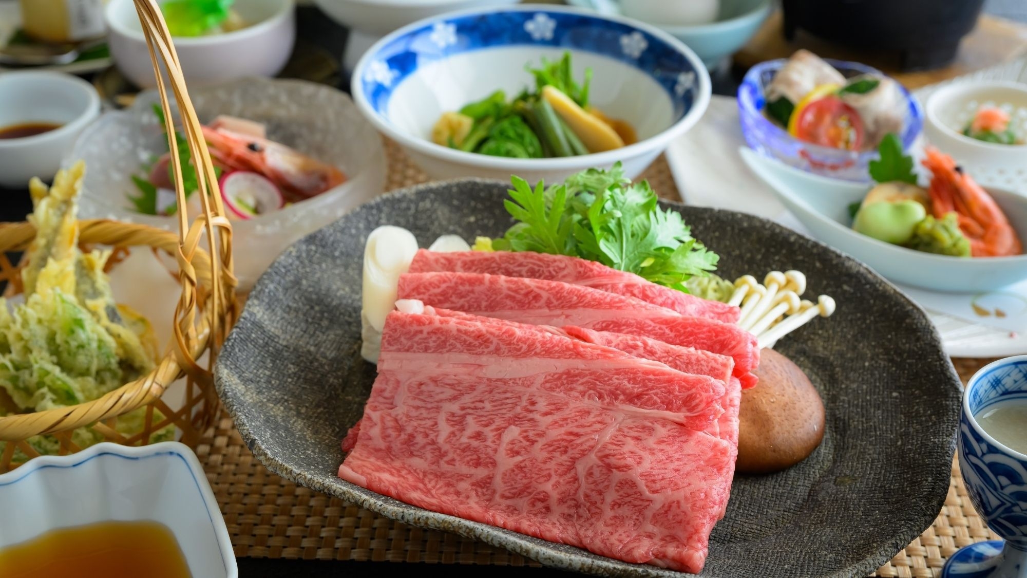【一番人気】日本三大和牛米沢牛の感動を！秘伝の割下で味わうすき焼き会席〇小野川の美肌湯を心ゆくまで