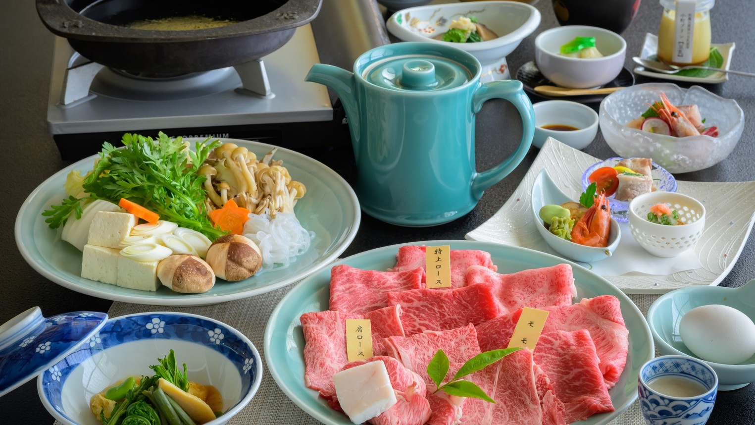 【大皿に肉の饗宴】米沢牛3種すき焼きプラン〇お肉好きにはたまらない豪華な盛り込みに心躍る美食の夜