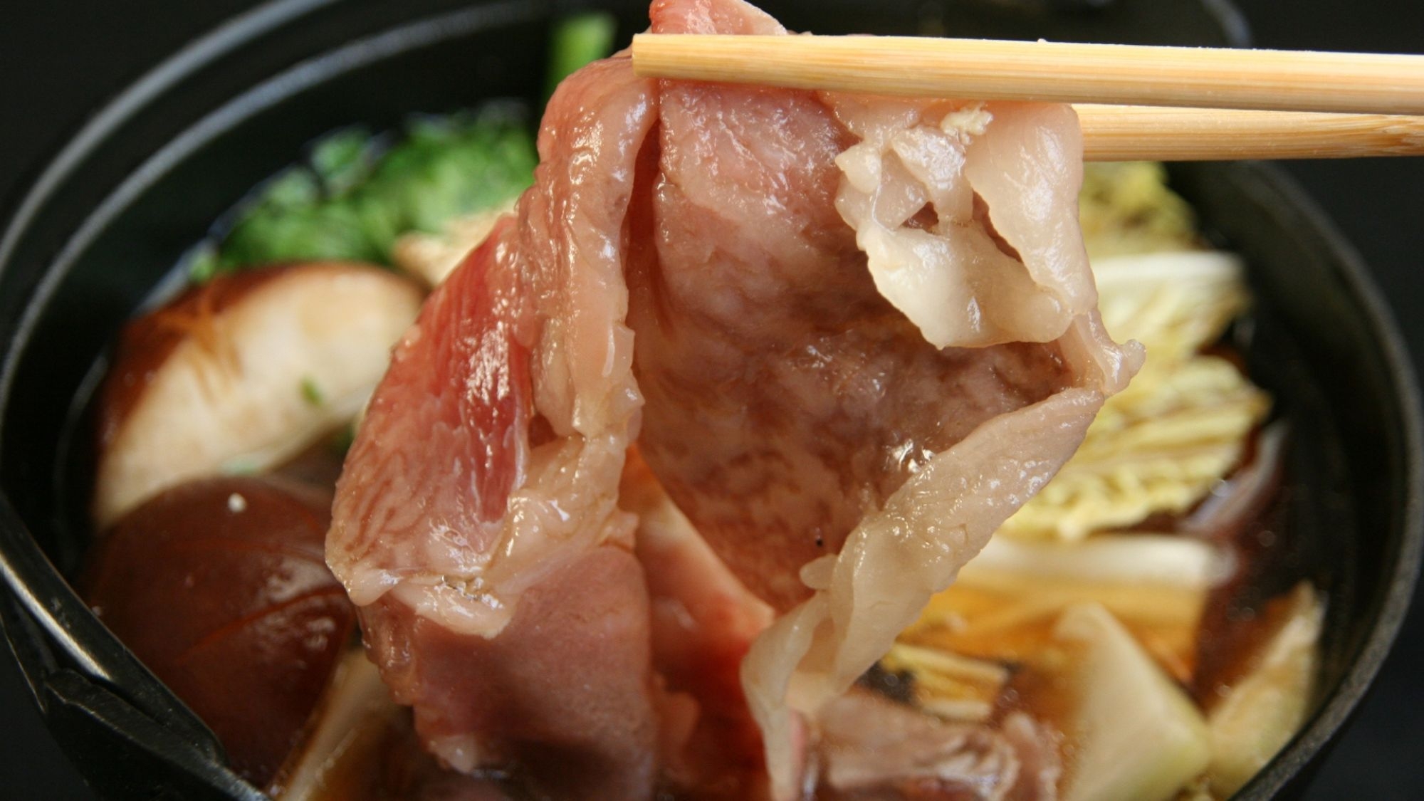 【リーズナブル】国産黒毛和牛のすき焼きをお得に満喫！小野川温泉を拠点に米沢の歴史を巡る旅