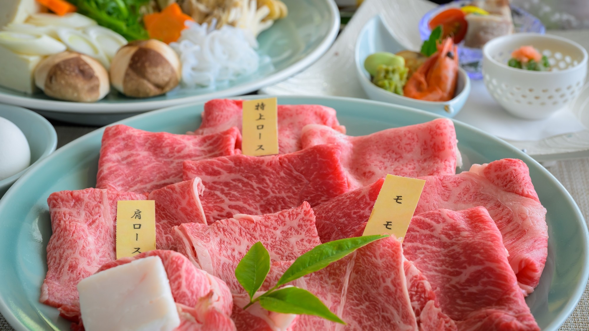 【大皿に肉の饗宴】米沢牛3種すき焼きプラン〇お肉好きにはたまらない豪華な盛り込みに心躍る美食の夜
