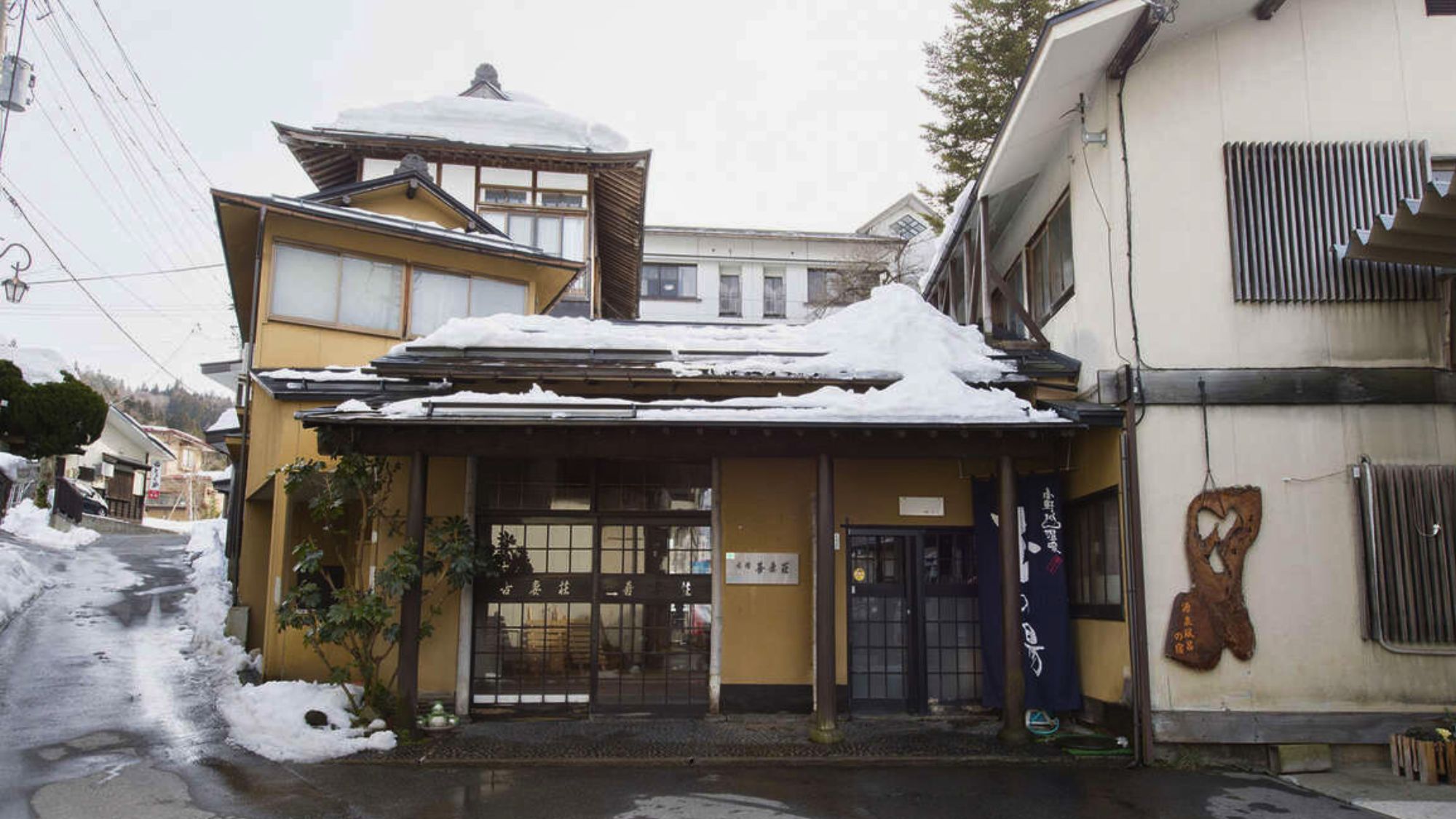 【本館】冬の正面エントランス