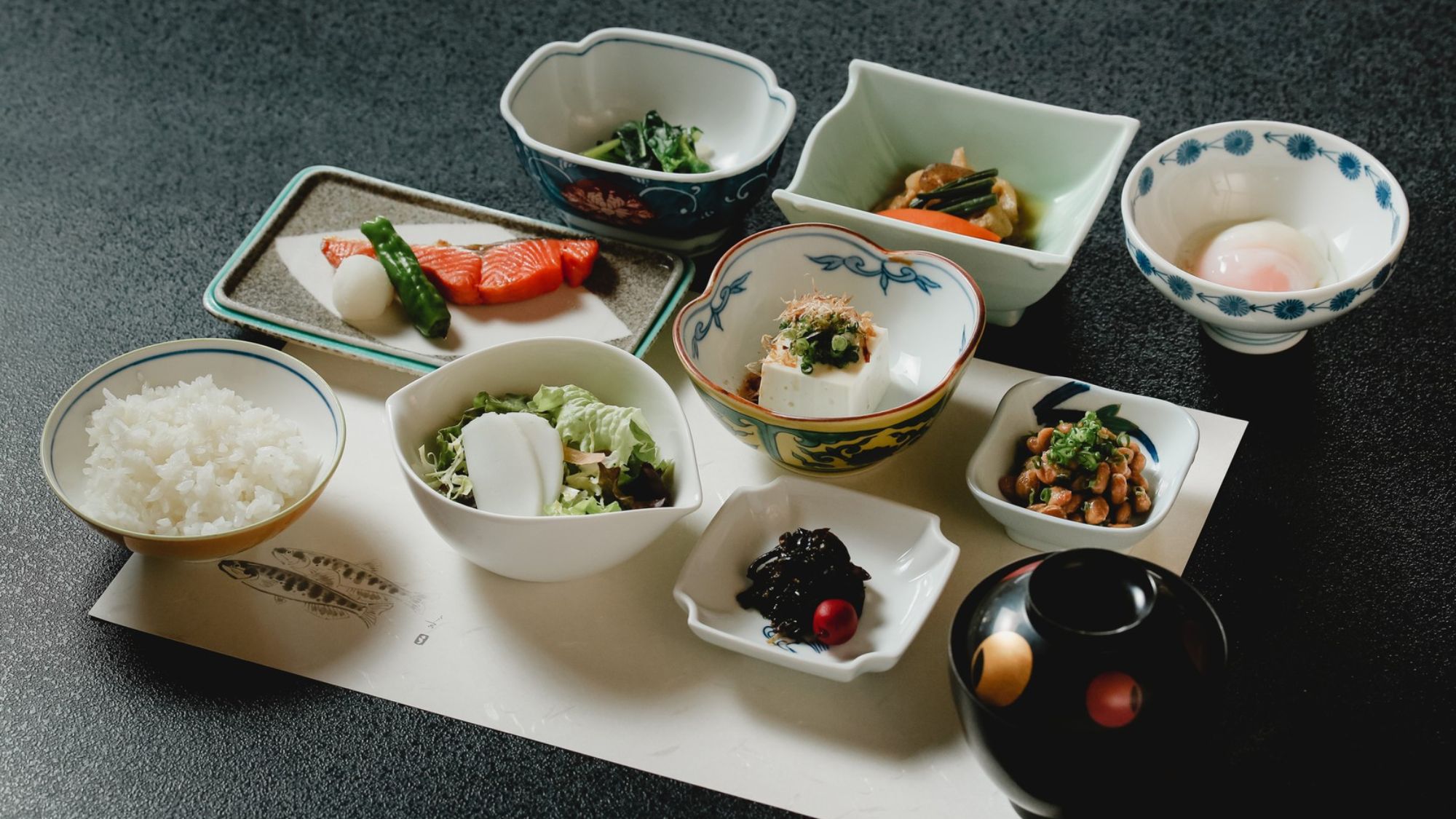 【ご朝食】発酵をテーマにした心温まる和朝食です。