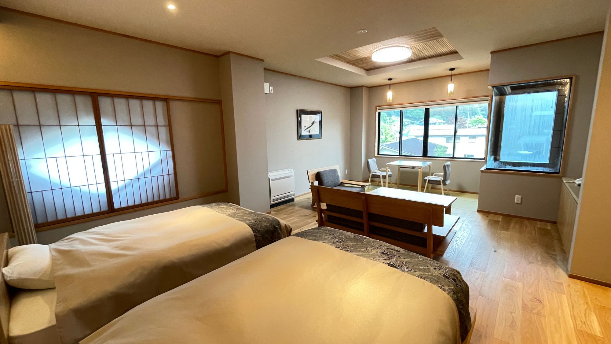【客室内風呂付＜銀嶺＞】セミダブルベッド二台を設置した和洋室。