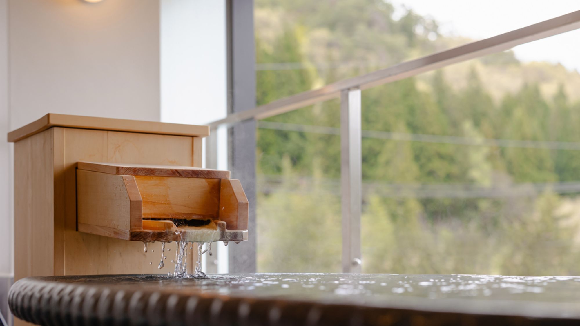 【半露天風呂付＜吾妻＞】木の温もりと温泉の流れる音が上質な滞在へと導きます。