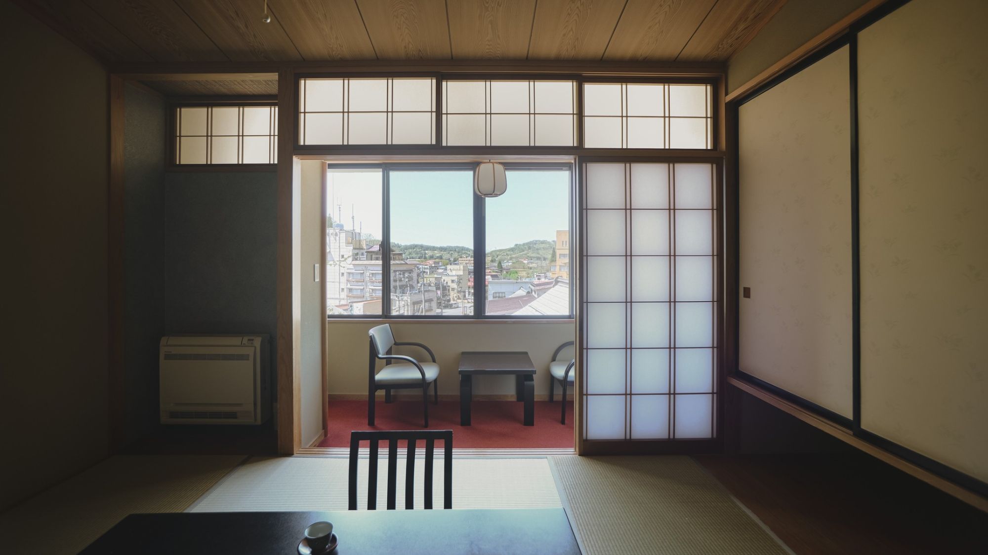 【スタンダード10畳和室】吾妻連峰を見渡す山側と、小野川温泉街を望む街側の2タイプございます。