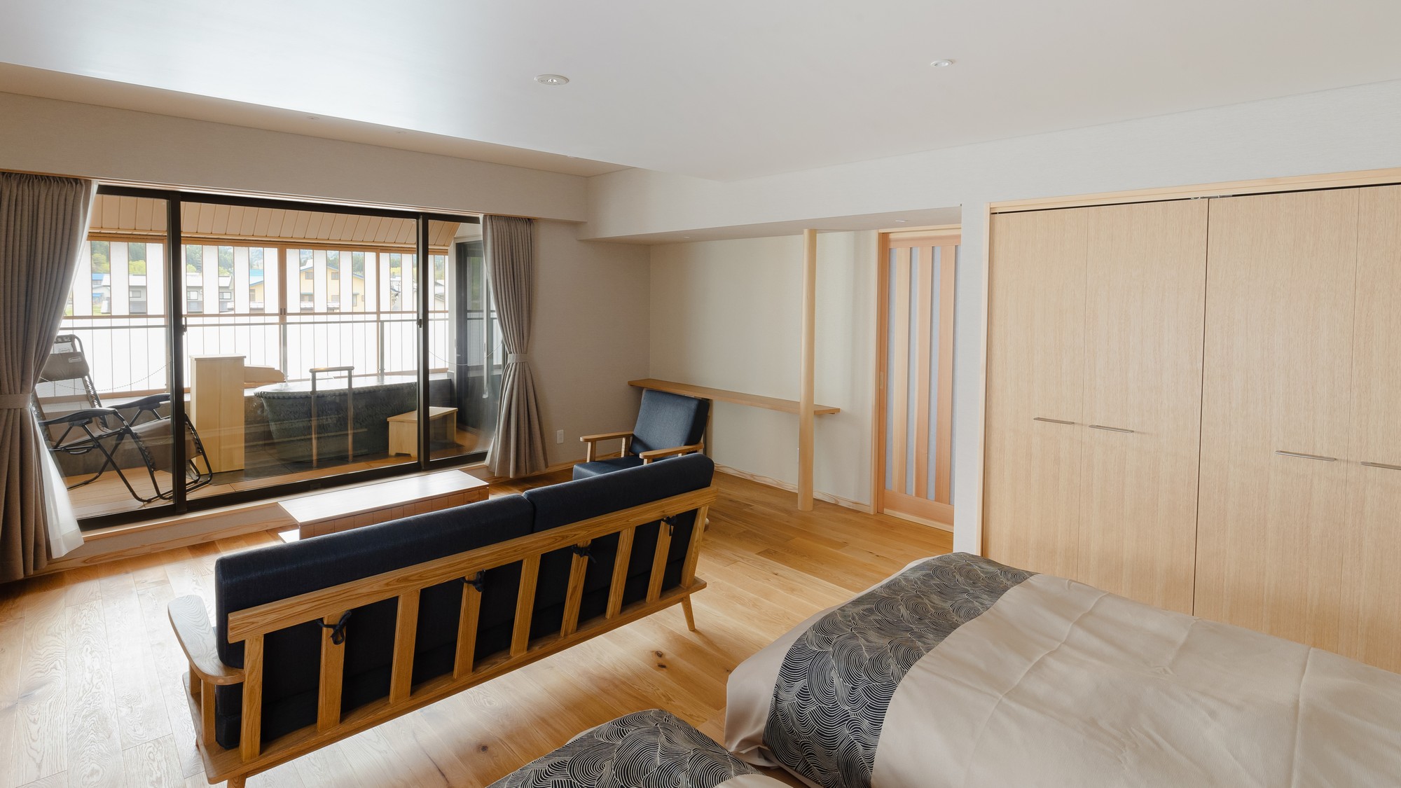 【半露天風呂付＜吾妻＞】窓を開けると四季を感じる木々たちが癒しのひとときへと誘います。