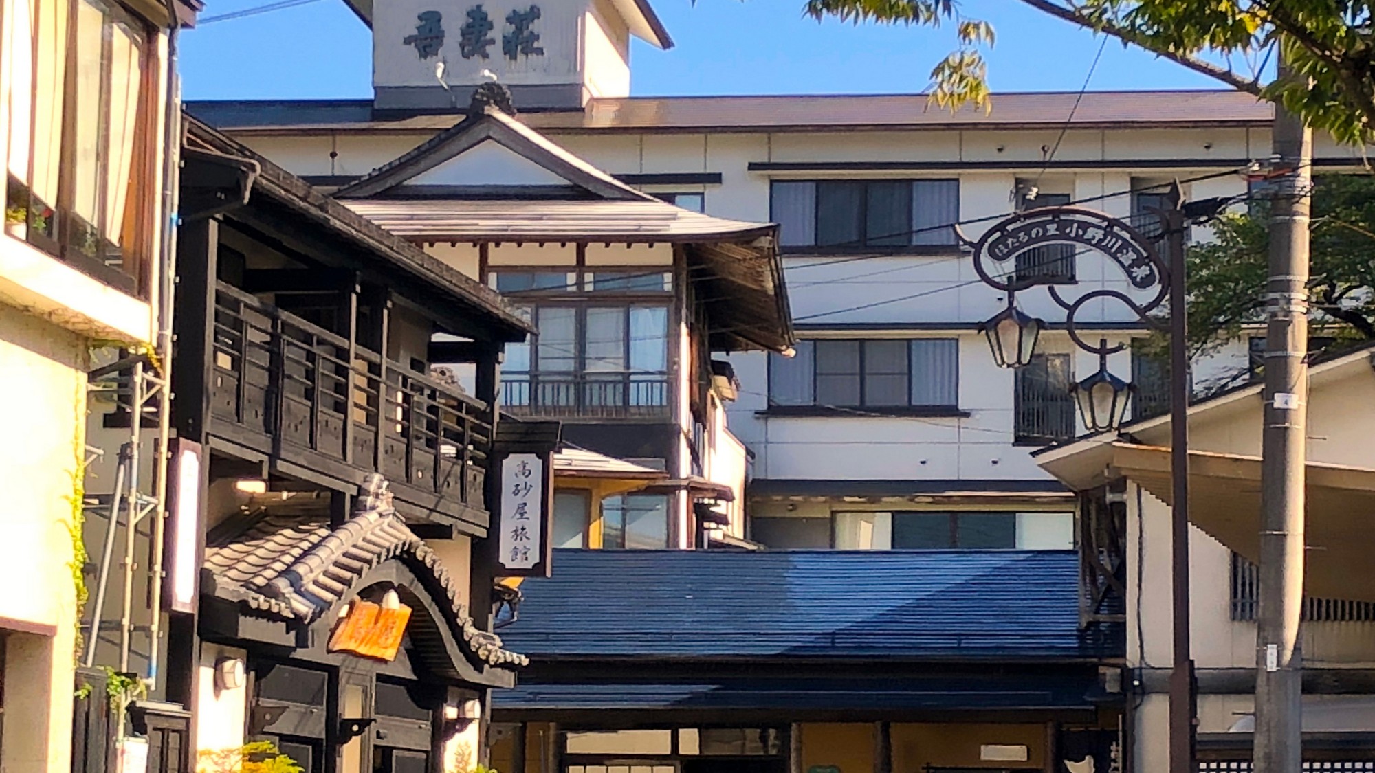 【外観イメージ】温泉街の通りから望む本館