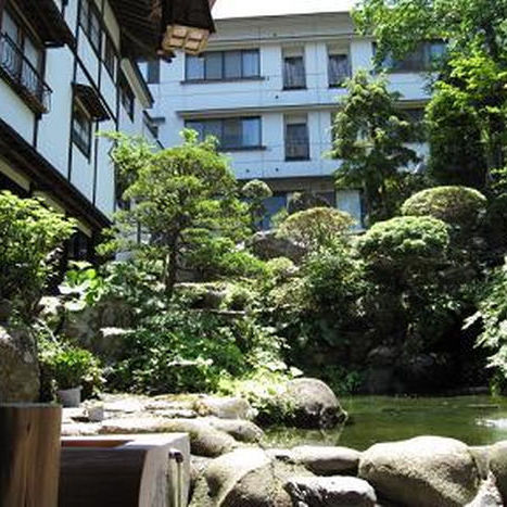 本館中庭と玄関