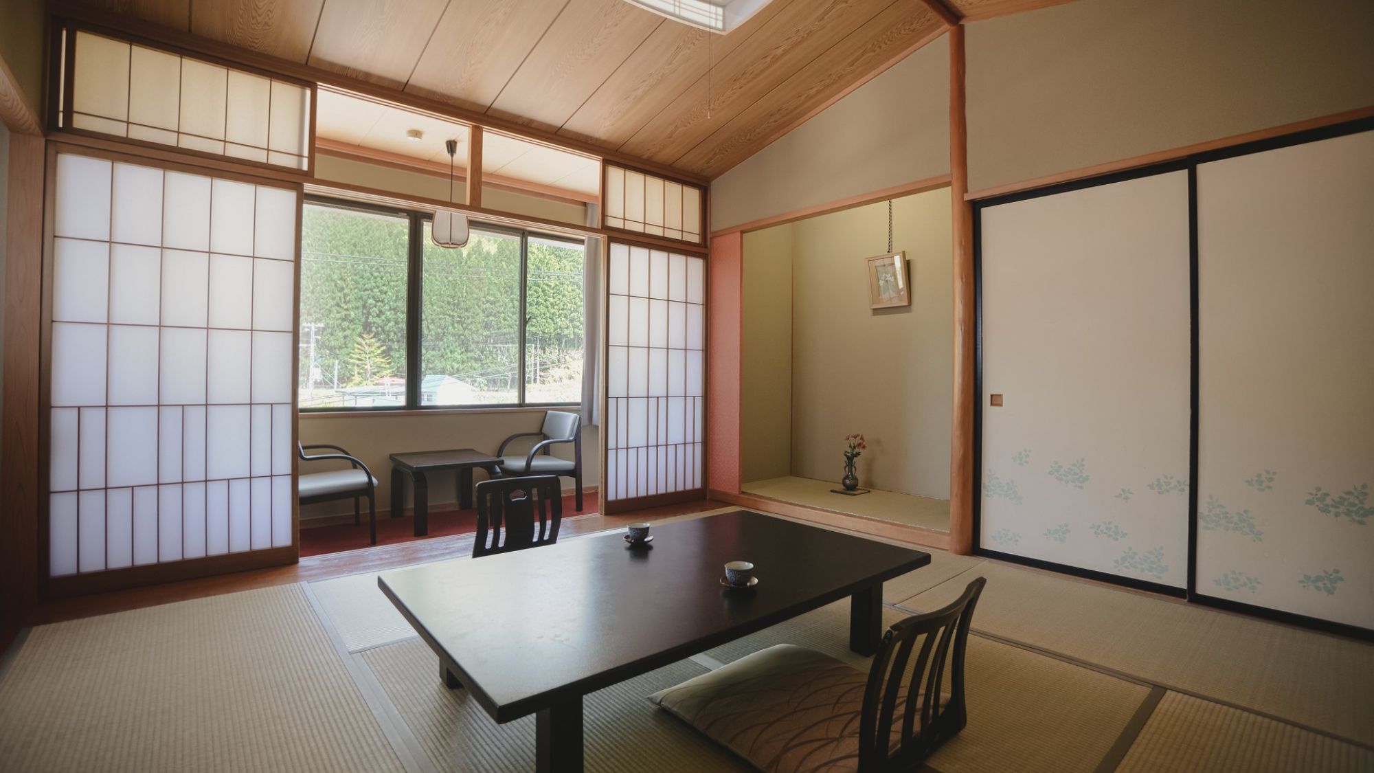 【スタンダード8畳和室】吾妻連峰を見渡す山側と、小野川温泉街を望む街側の2タイプございます。