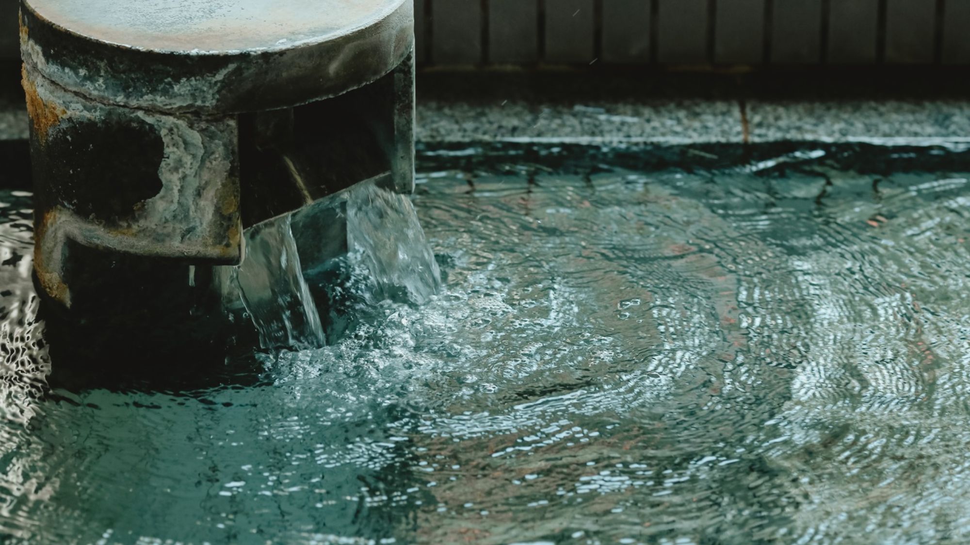 高温泉を低温泉で調整し、一日6回入れ替わる新鮮で評判の良い湯です。