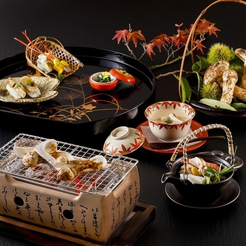《松茸土瓶蒸し・但馬牛と雲丹、松茸のすき鍋・松茸炭火焼き》松茸至福会席＜ご夕食お部屋食＞