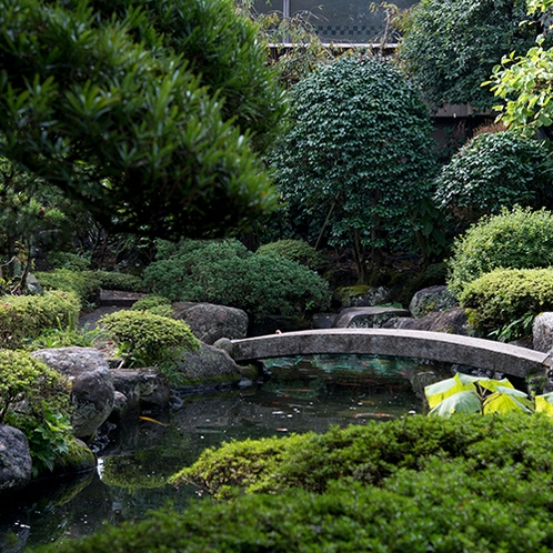 【施設内の景観】敷地内にある日本庭園