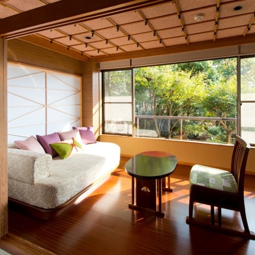【本館　南館】二階のお部屋からは日本庭園が眺められます