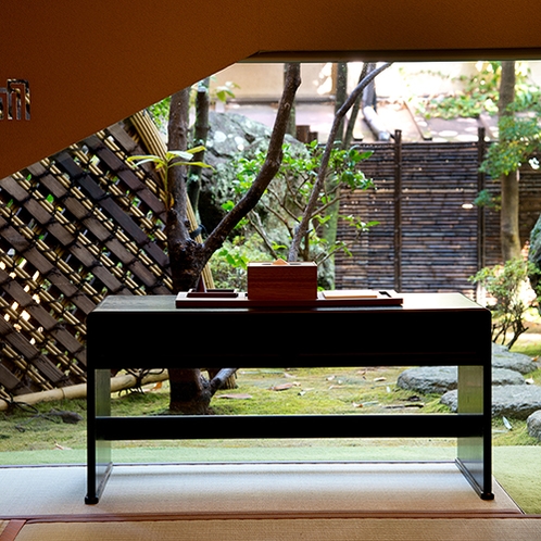 【本館　東館】縁側から庭を抜けると日本庭園へ
