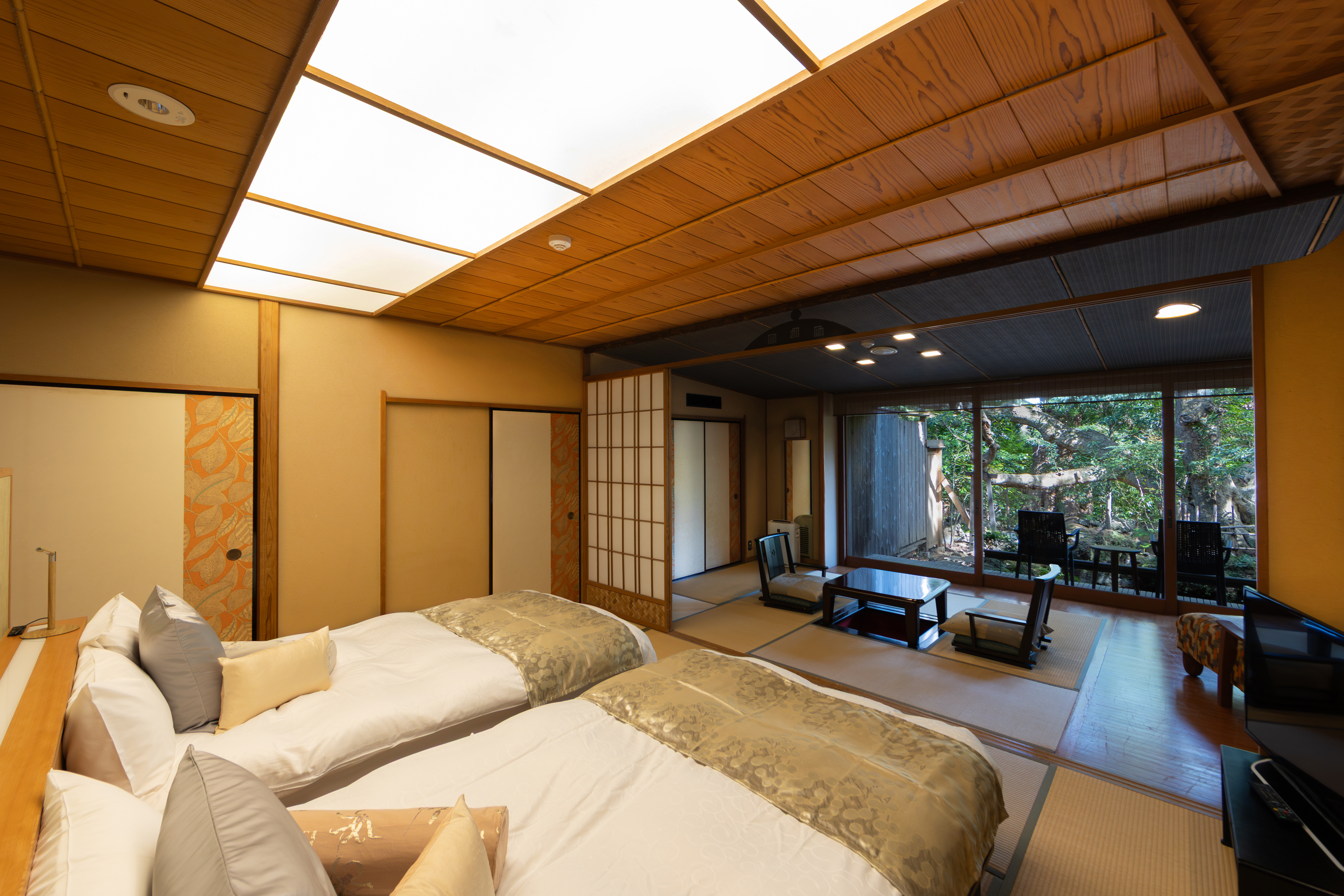 【本館　東館】