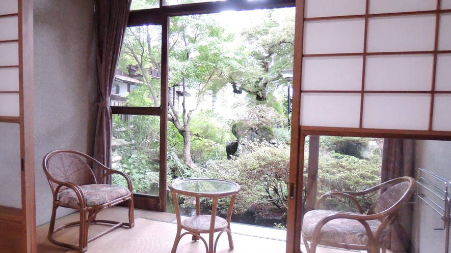*【客室一例】緑溢れるお庭を眺めながらお過ごしください。
