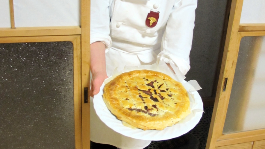 *【夕食一例】鹿肉のアンクルーテ（パイ包み）。1ホールは8人分です。