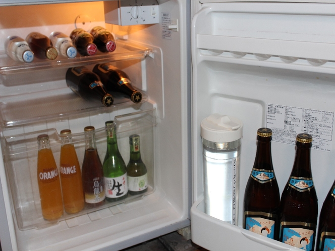 館内の冷蔵庫でお飲みいただいたドリンクのご清算は、チェックアウト時フロントにて承っています。