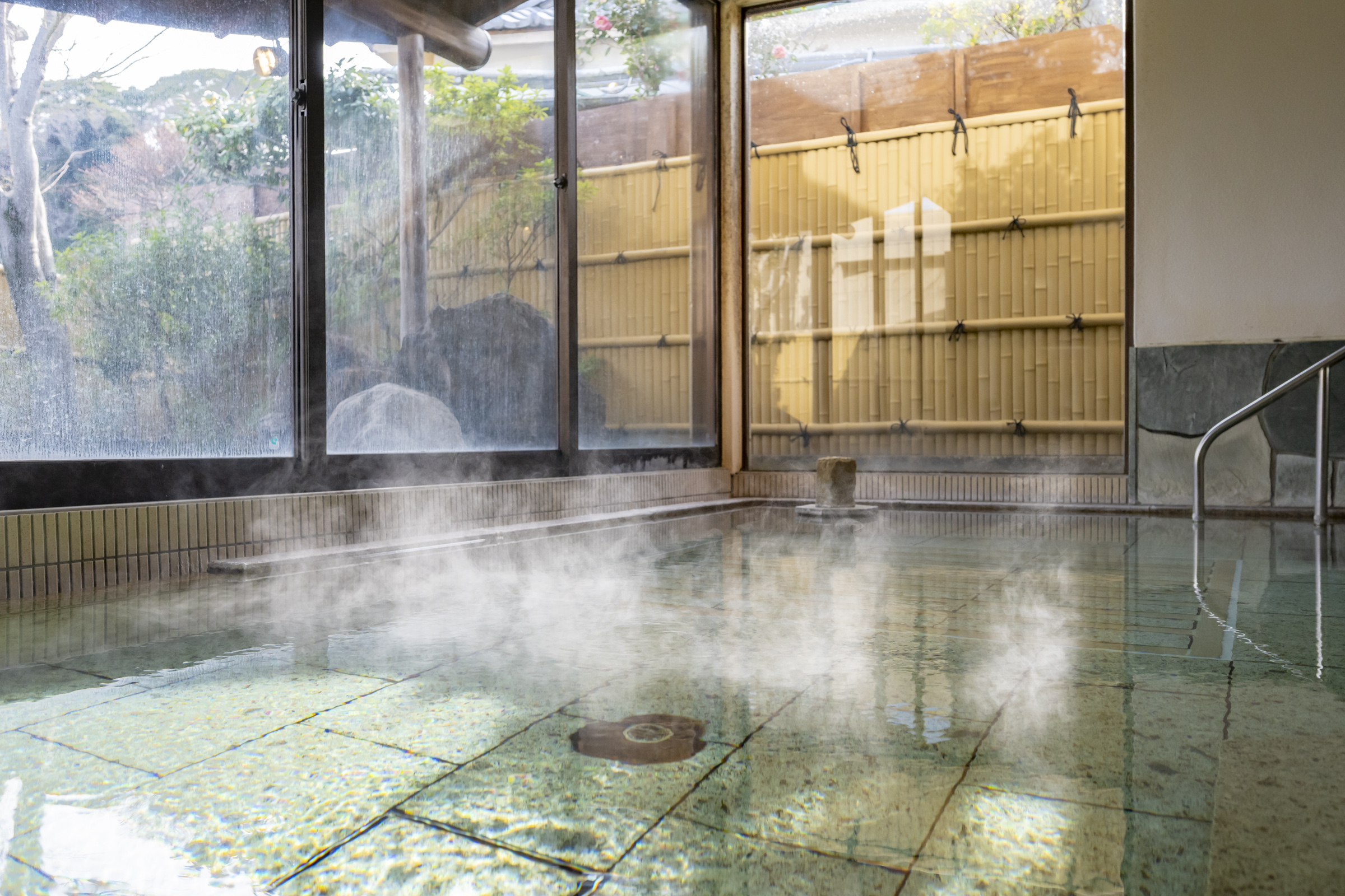 源泉かけ流し温泉「月光の湯」