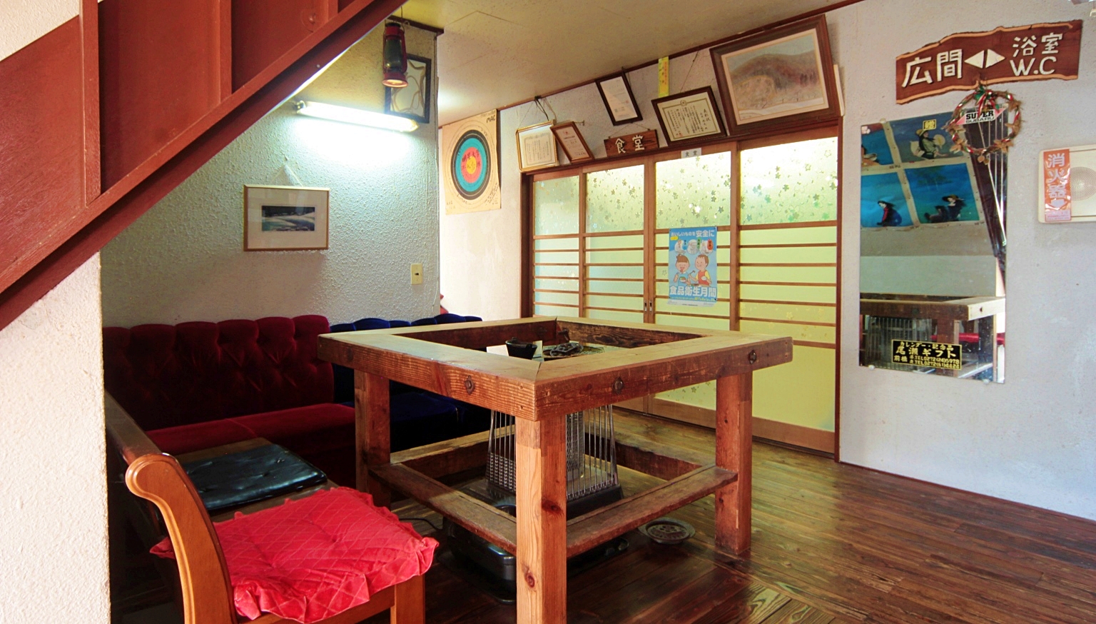 宿に到着、出発の際はロビーで一息ついて、肌寒い時期はストーブで冷えた体を温めてください。