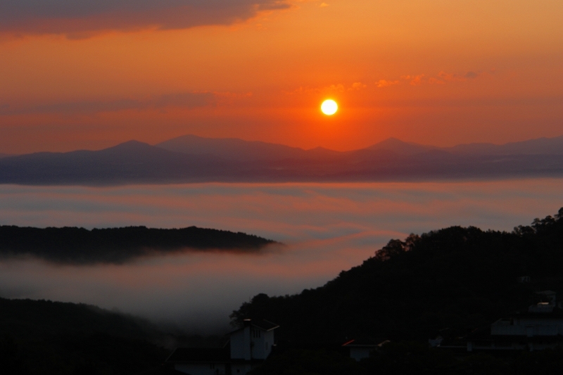 朝焼けに照らされた雲海は幻想的！オレンジ色の空は眩しいくらいに私達を照らしてくれます。