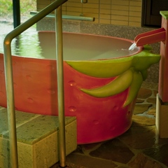 女性大浴場内イチゴ壺風呂