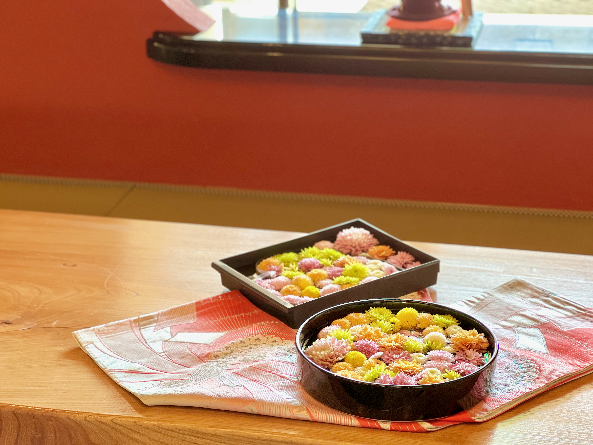 美しく飾られた「菊手水」