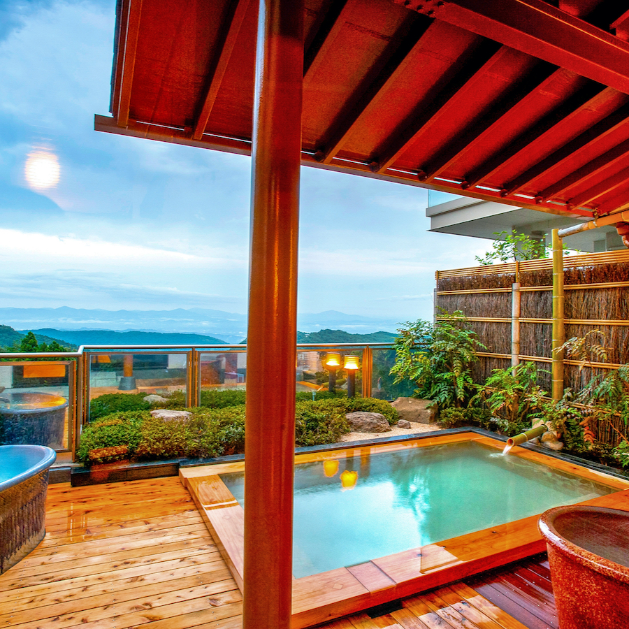 期間限定の露天風呂♪【山の湯】～夜はライトアップされて幻想的に～