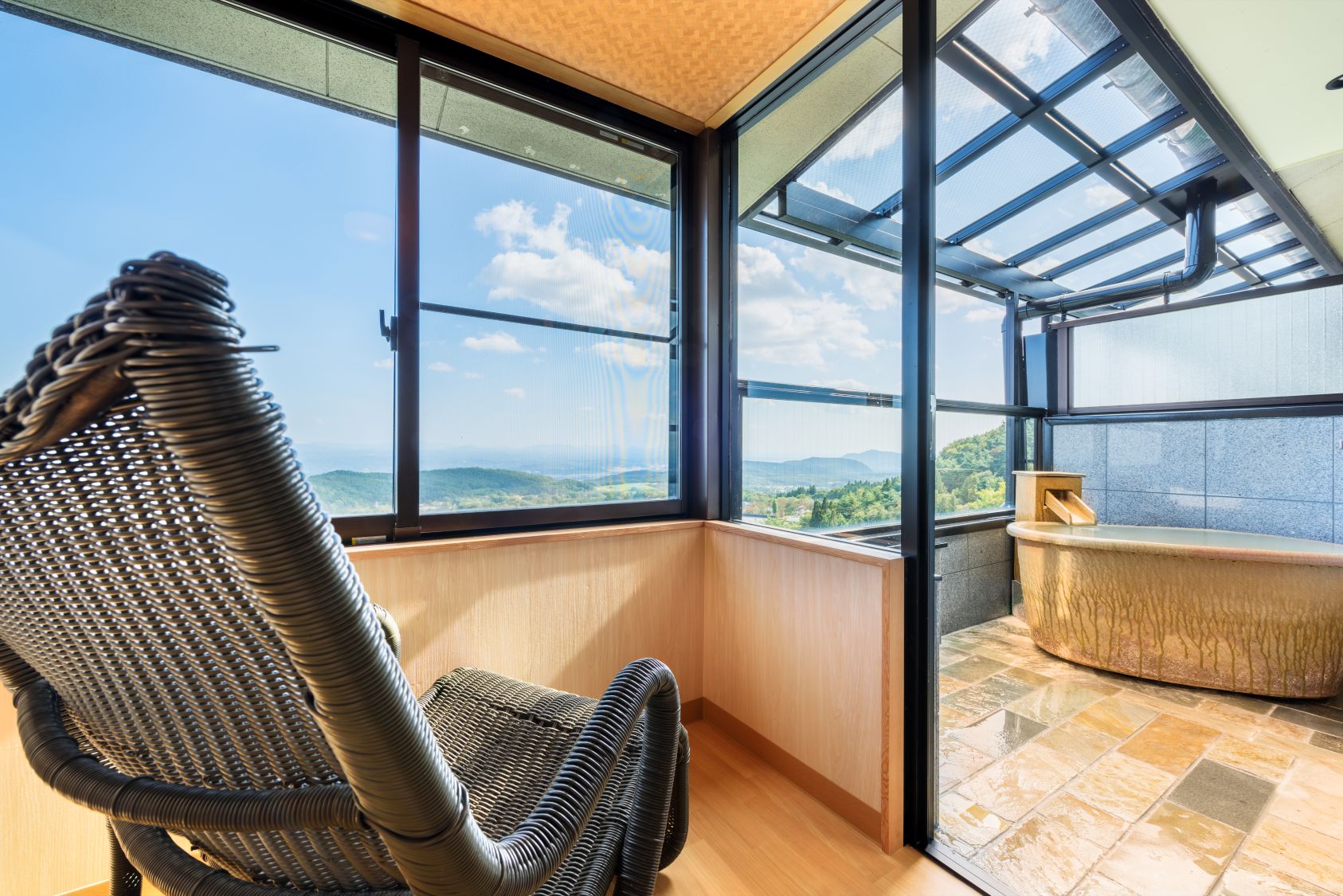 【源泉陶器半露天風呂付客室】