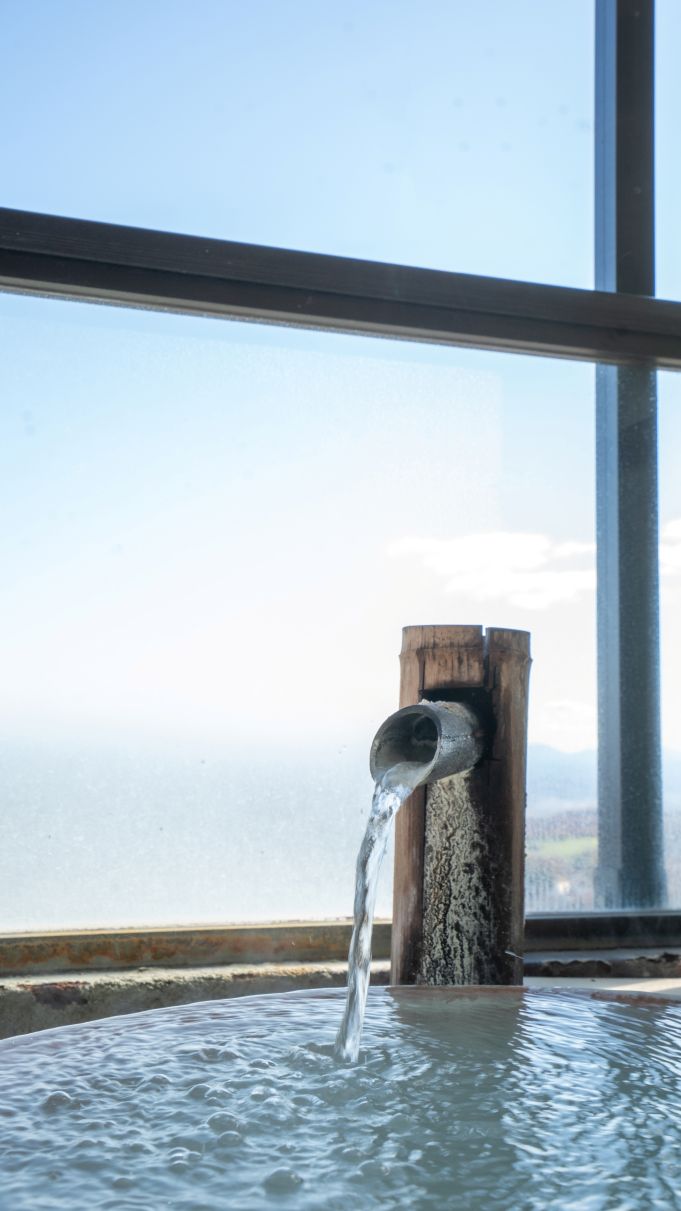 【源泉陶器半露天風呂付客室】