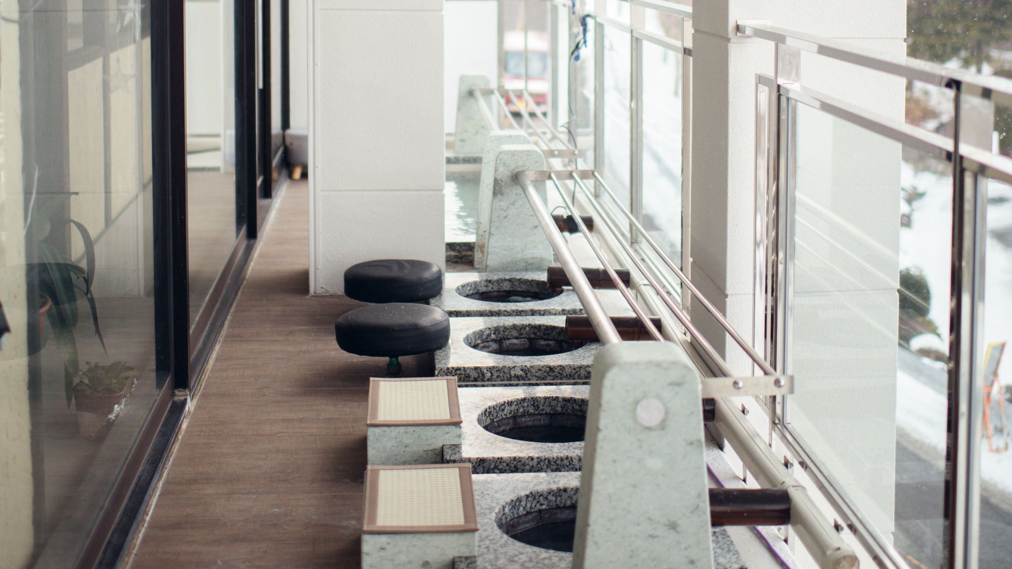 お一人様ずつ楽しめる足湯が！２階に位置し、開放的な展望を楽しめます