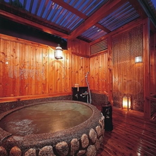 木のぬくもりのある貸切露天風呂は、24時間いつでも入浴可能♪
