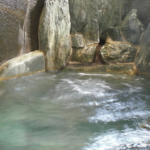 内湯は男女別の岩風呂になっており、女性風呂は箱庭があり開放感たっぷりの岩風呂です。